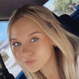 Savannah McCray (TikTok Star) - Age, Birthday, Bio, Facts, Family, Net ...