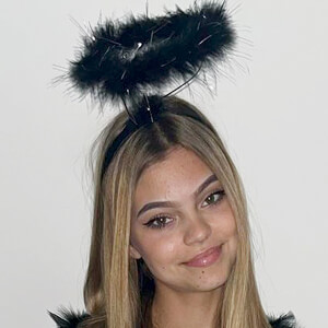 Scarlett Parker, 19 (TikTok Star)