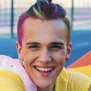 Sergej Pajic, 22 (Weltmusik-Sänger)