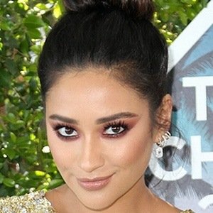 Shay Mitchell, 38 (電視女演員)