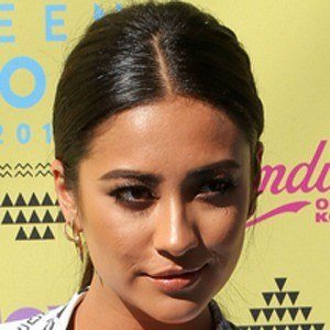 Shay Mitchell, 38 (電視女演員)