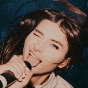 Siena Bella, 23 (Pop Singer)