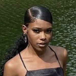 Simplysimora, 27 (TikTok Star)