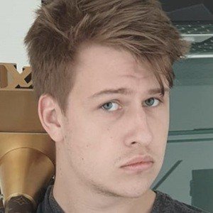 Slazo, 23 (Star di YouTube)