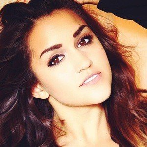 Stephanie Longo, 34 (Чирлидер)