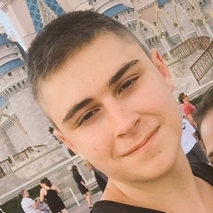 Stephen Palmai, 28 (Estrela Do Vine)