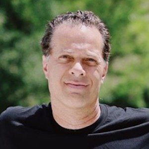 Stuart Linder, 58 (医生)
