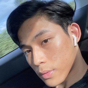 SYM, 24 (Estrella de Instagram)