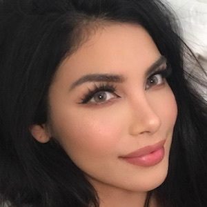 Tania Lucely, 33 (YouTube明星)