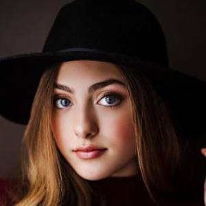 Taylor Thorne, 21 (Nữ diễn viên truyền hình)