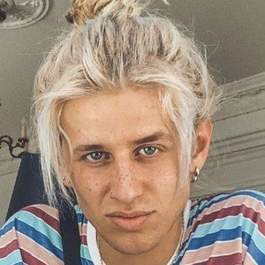 Theo Carow, 29 (Instagram Star)