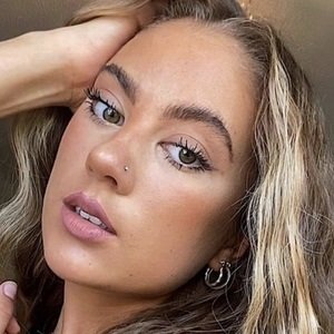 Tia Leoni Zanetti, 26 (YouTube Star)