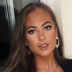 Tia Leoni Zanetti, 26 (YouTube Star)