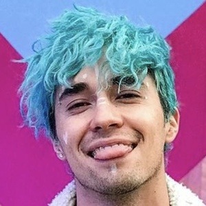 Tiago Sarmiento, 30 (YouTube Star)