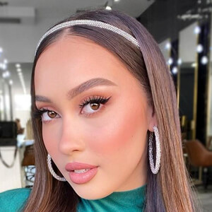 Tiara Nyuzo, 22 (Поп-певец)