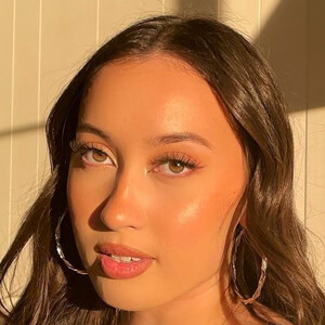 Tiara Nyuzo, 22 (Ca sĩ nhạc Pop)