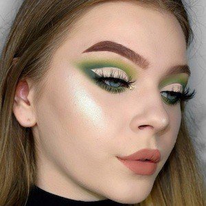 Tina Halada, 24 (Instagram明星)