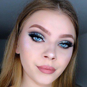 Tina Halada, 24 (Instagram明星)