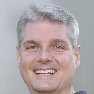 Tom Kane, 61 (Diễn viên lồng tiếng)