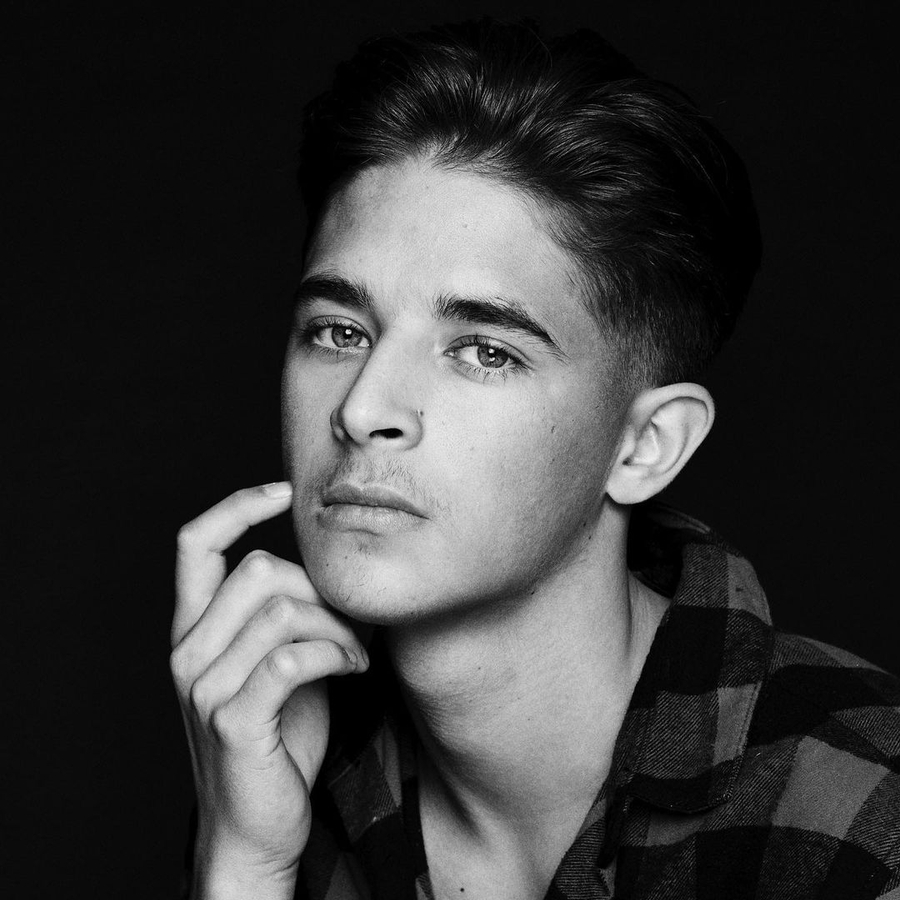 Valentijn Avé, 24 (TV Actor)