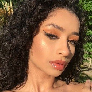 Valerie Batalla, 25 (模特)