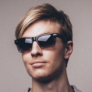 Vernon Barnard, 32 (流行歌手)