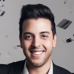 Víctor Muñoz, 42 (流行歌手)