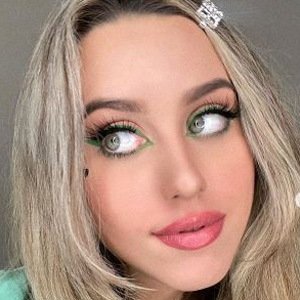Victoria Azevedo, 23 (YouTube Star)