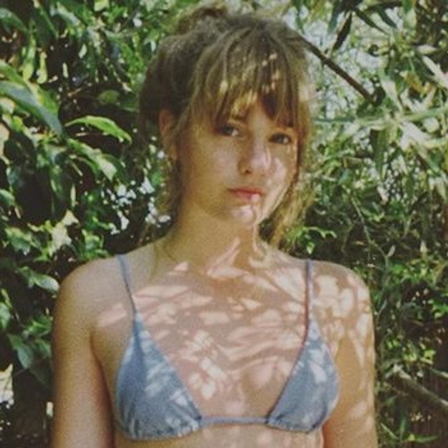 Victoria De Angelis, 25 (Bassist)