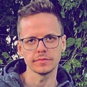 Virti, 32 (YouTube Star)