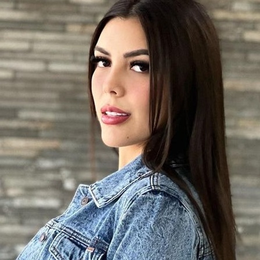 Viviane Lomelín, 26 (Instagram Star)