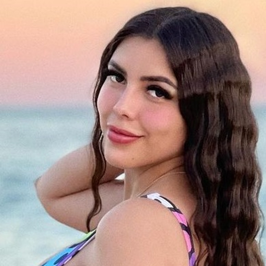 Viviane Lomelín, 26 (Instagram Star)