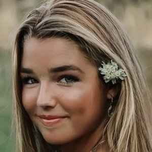 Whitney Robbins, 22 (TikTok明星)