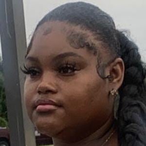 Yendi Niambi, 25 (Звезда Youtube)