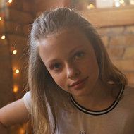 Abby Ginsburg, 21 (流行歌手)