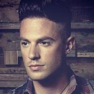 Adam Pitts, 33 (鼓手)