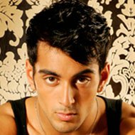 Adil Khan, 41 (舞蹈家)