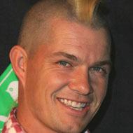 Adrian Young, 54 (Baterista)