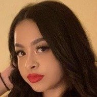 Adriana Casillas, 25 (YouTube明星)