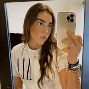 Alana Flores, 23 (TikTok明星)