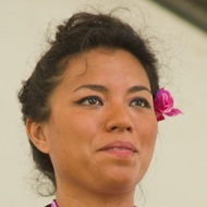 Alejandra Robles, 46 (流行歌手)