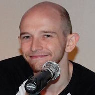 Alex Kidwell, 38 (Anfitrión de Podcast)