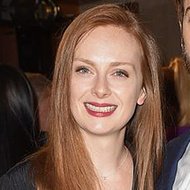 Alex Paxton-Beesley, 39 (Actriz de Televisión)