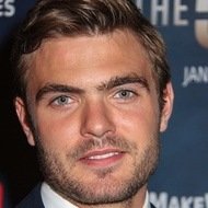 Alex Roe, 33 (Attore TV)