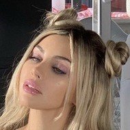 Alexa Dellanos, 29 (Instagram Star)