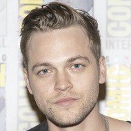 Alexander Calvert, 33 (Actor de Televisión)