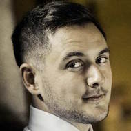 Alexander Stewart, 38 (Ca sĩ nhạc Pop)