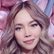 Almira Cercado, 36 (Cantante pop)