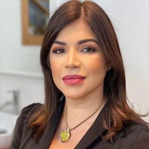 Ana Simo, 60 (医生)