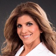 Angie Sadeghi, 52 (醫生)